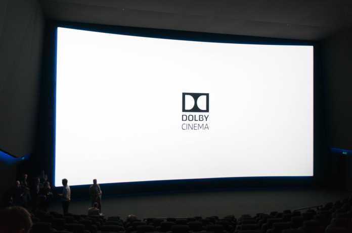 Richtig hell: Die Laserprojektion im Dolby Cinema erreicht bei der 2D-Projektion einen Spitzenwert von  rund 106 Candela pro Quadratmeter (cd/m²). Üblich ist eine Helligkeit von knapp 48 cd/m².