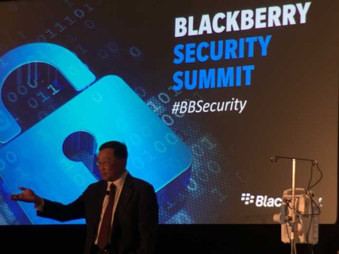 BlackBerry CEO John Chen neben einer Infusionspumpe, die soeben live gehackt wurde