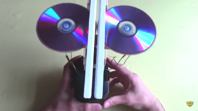 Papierflieger-Katapult aus zwei DVDs