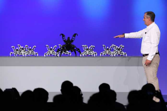 Knapp 100 der Roboterspinnen dirigierte Intel-Chef Brian Krzanich mit einem Armband in dem ein Curie-Modul steckte.