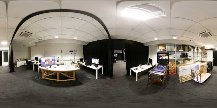 Virtuelle Laborführung: Auf der IFA können Besucher am heise-Stand per VR-Brille die Labore der c't-Redaktion erkunden.