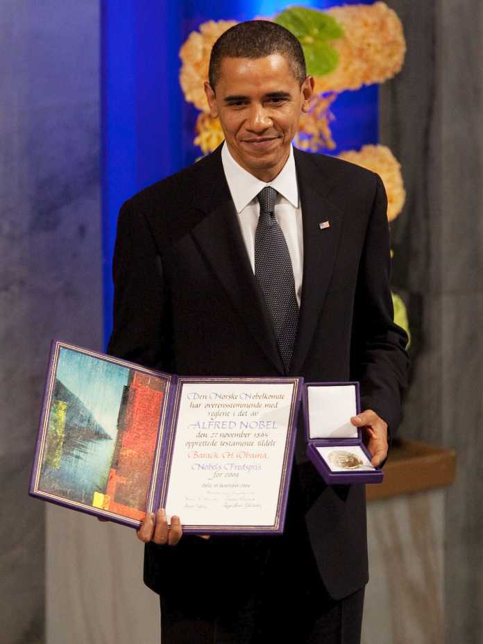 Barack Obama mit Urkunde und Nobelpreis-Medaille