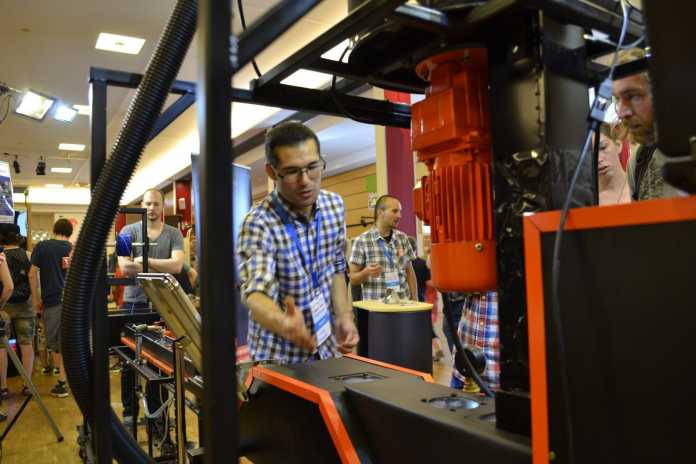 Ein Hauch von Industrieatmosphäre bei der Maker Faire Hannover 2015: Die Filament-Produktionsanlage füllte den Stand von dddmaterial komplett aus.