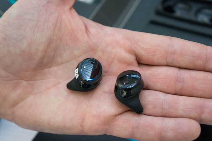 Die Ohrhörer von The Dash sind auch untereinander nicht mit einem Kabel verbunden. Beide Exemplare haben daher Akkus eingebaut.