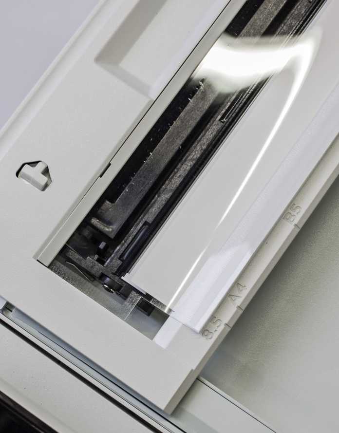 Die Folie auf der ADF-Scan-Zeile des HP Color LaserJet Pro M277 dient der Papierführung und darf keinesfalls entfernt werden.