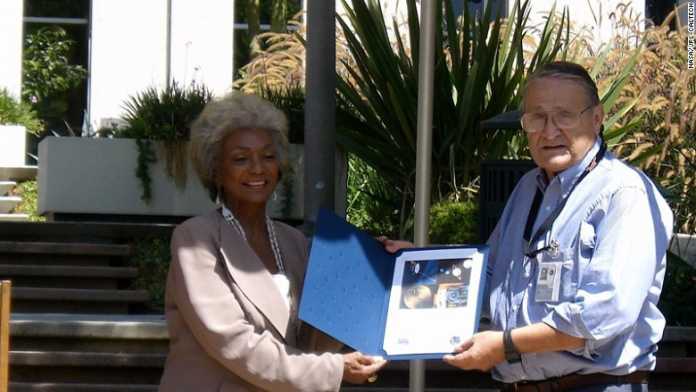 Nichelle Nichols (Lieutenant Uhura aus der Star-Trek-Originalserie) überreicht dem letzten verbliebenen Voyager-Programmierer Larry Zottarelli eine Dankes-Urkunde zum 30. Jubiläum der Voyager-Mission im Jahre 2007.