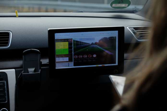 Die Sensoren des Autos erfassen Daten wie aktuelle Tempolimits ...