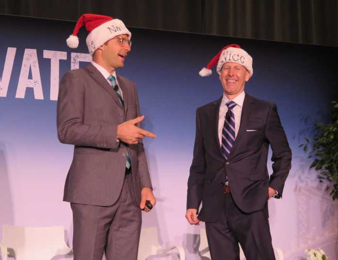 Zwei weiße Männer mit Weihnachtsmützen