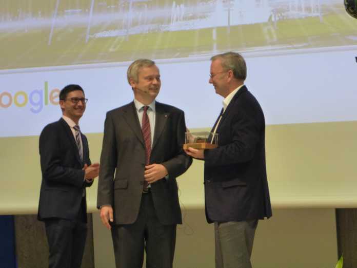 Eric Schmidt hat von der TU-Berlin einen Preis verliehen bekommen, die Pressestellen von Google und der TU schweigen sich aber darüber aus, was und wofür er war.