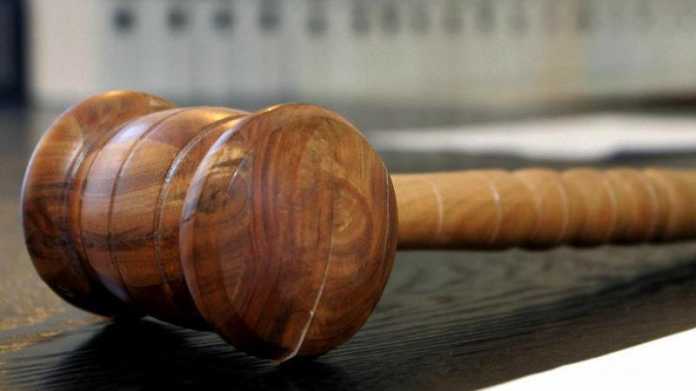 Hammer auf Richterbank