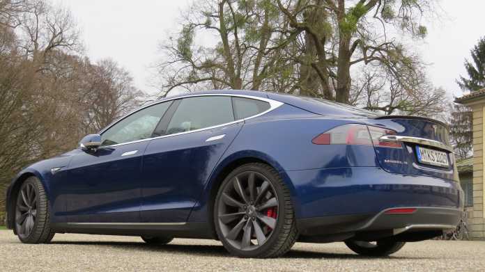 Tesla Model S: Mit dem Autopilot auf die Straße