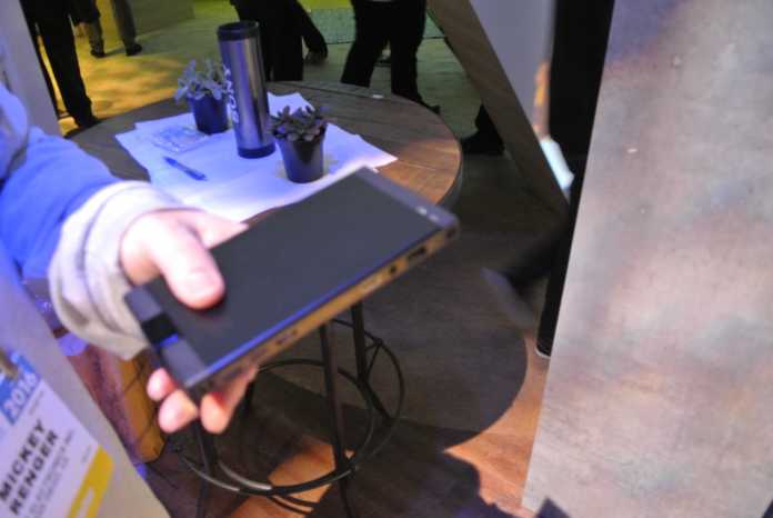 Sonys MP-CL1 ist etwa so groß wie ein Taschenbuch und hält mit einer Akkuladung etwa zwei Stunden durch.