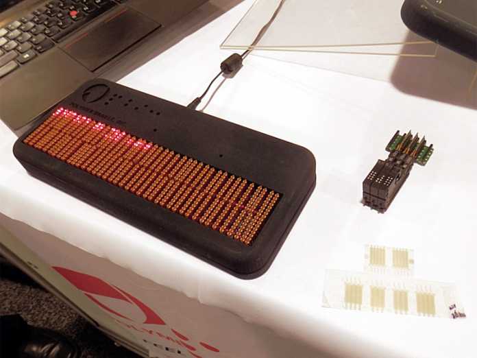 Links der Prototyp eines mehrzeiligen Braille-Lesegeräts. Rechts oben herkömmliche Braille-Module, darunter die Polymere auf Trägerfolie.