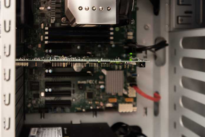 Diese kleine Platine trägt den Raytracing-Beschleunigerchip PowerVR GR6500, der fünf Mal schneller sein soll als eine GeForce GTX 980 Ti.