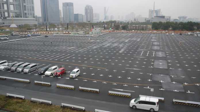 Großer Parkplatz, fast leer