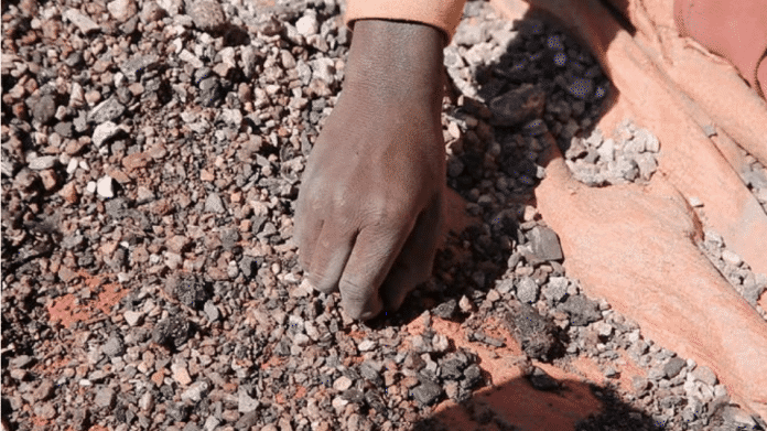 Ein 13-Jähriger sortiert im Kongo Mineralien
