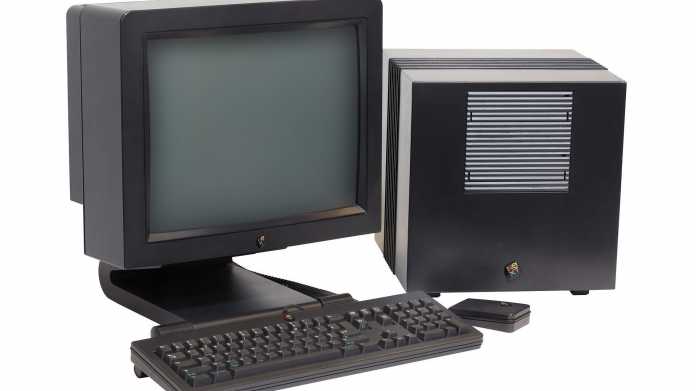 NeXTcube mit Originalbildschirm, Tastatur und Maus