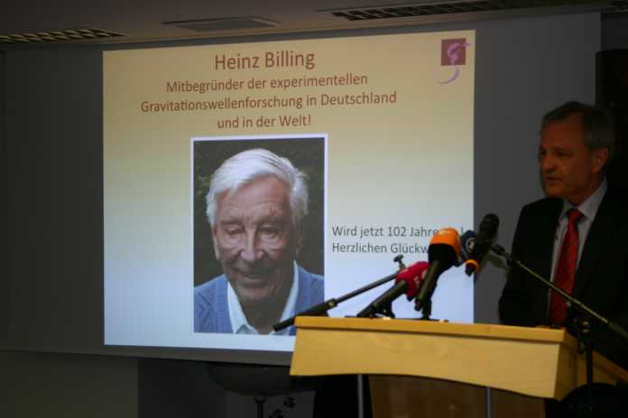 Prof. Danzmann ehrt den Initiator der experimentellen Graviationswellenforschung in Deutschland, Prof Heinz Billing, der neben Zuse auch zu den großen deutschen Computer-Pinonieren gehört