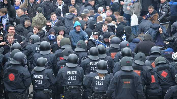 "Hooligan-Datei": Hamburger Datenschützer befürchtet Krise der polizeilichen Datenhaltung