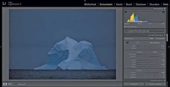 Düsterer Eisberg: Das Histogramm - hier ein Screen shot aus Adobe Lightroom - zeigt, dass die Aufnahme unterbelichtet ist. Bei diesem Bild war der Effekt erwünscht.
