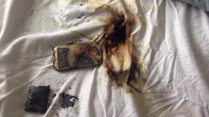 Verbranntes Handy auf Bett