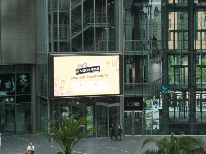 Werbespot &quot;Watch Your Web&quot; auf FGroßbildleinwand im Berliner Sony-Center