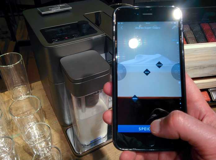 Die App nimmt das Mischverhältnis aus Kaffee, Milch und Schaum per Fingergeste entgegen.