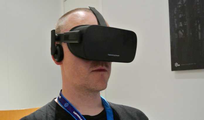 Kopf mit aufgesetzter Oculus Rift