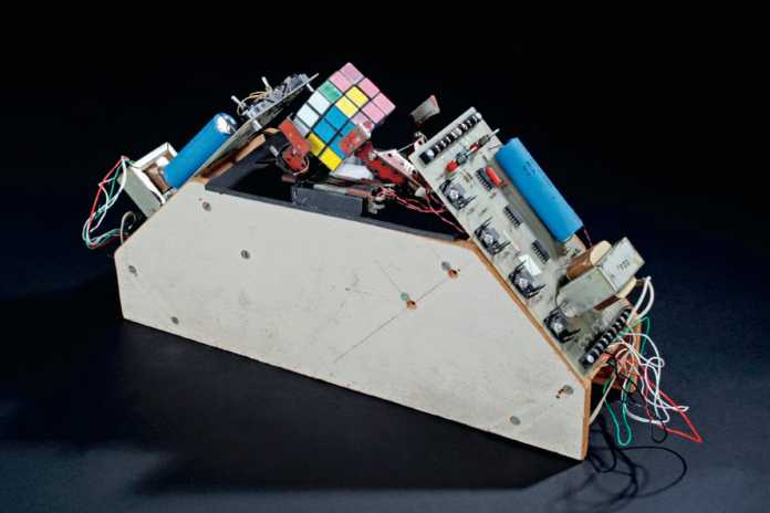 Spätwerk:  Claude Shannons  Rubik-Würfel-Roboter aus dem Jahre 1981.