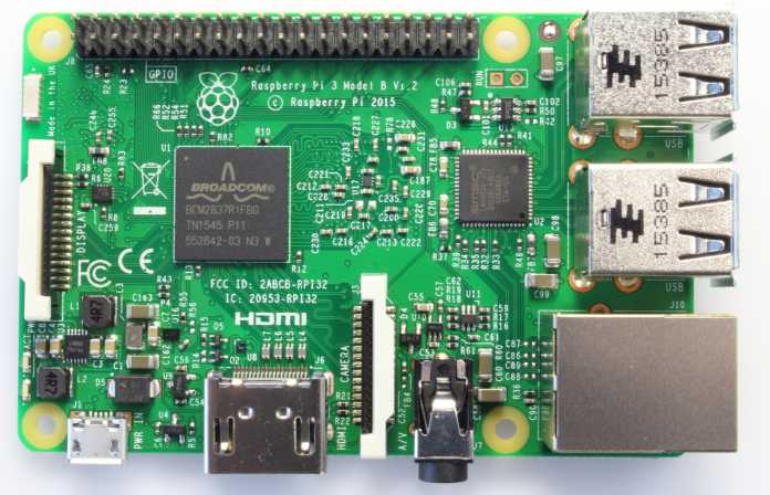 Der Raspberry Pi 3 ist kompatibel zum Vorgänger. Auf der Unterseite sitzt ein Chip für WLAN 802.11b/g/n und Bluetooth 4.1.