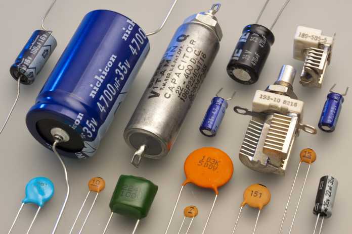 Verschiedene Varianten von Kondensatoren. Die dosenartigen sind Elektrolytkondensatoren, die man mit der richtigen Polung einbauen sollte