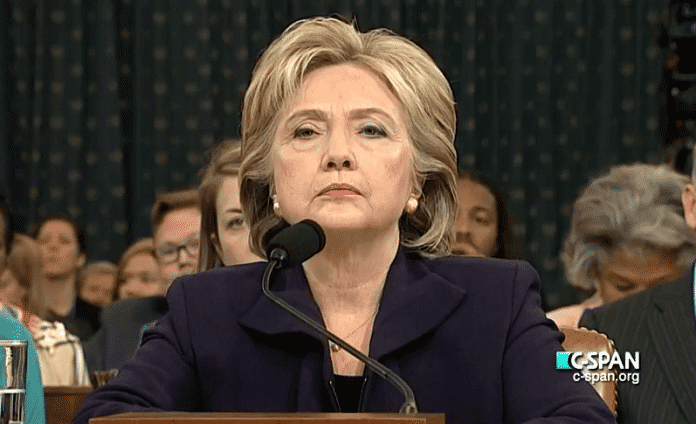 Hillary Clinton schaut streng