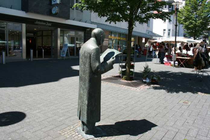 Zeitungslesende Statue