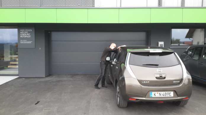 Fahrzeugübergabe: Stefan Porteck (links) steigt im österreichischen Kollerschlag zum ersten Mal ins E-Auto.