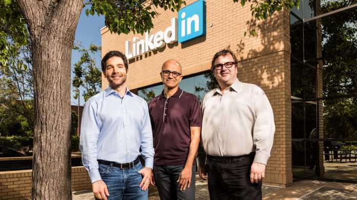LinkedIn-CEO Jeff-Weiner, Microsoft-Boss Satya Nadella und LinkedIn-Verwaltungsrats-Vorsitzender Reid Hoffmann