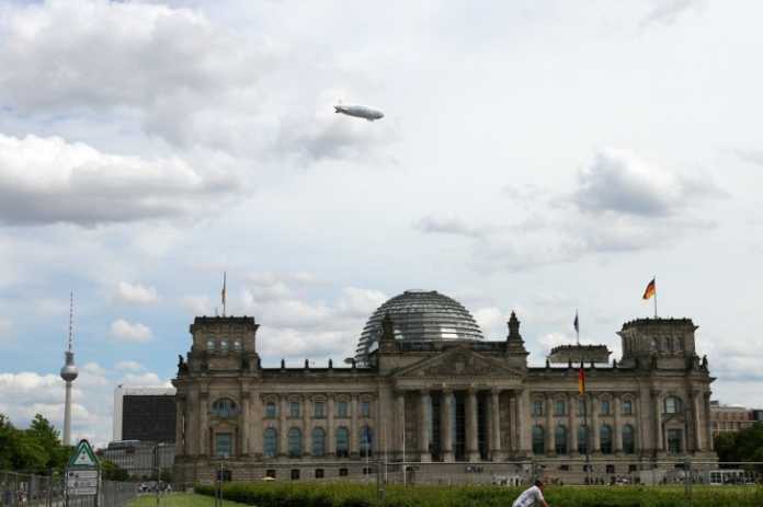 Der &quot;Uhrwerk Ozean&quot;-Zeppelin über Berlin.