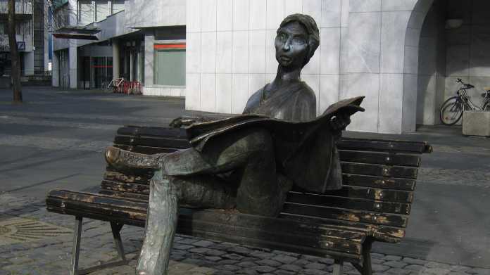 Statue eines Zeitungslesers