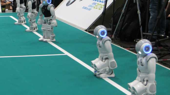 RoboCup: Schwitzende Roboter und siegende Basets - spannende Roboterfußball-Finals