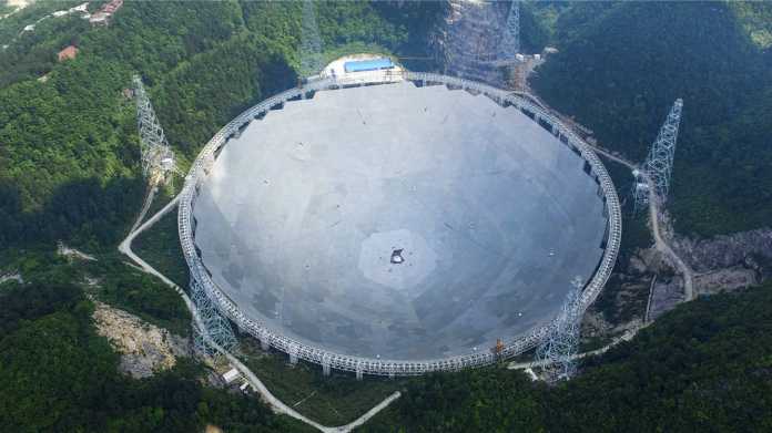 Weltgrößtes Radioteleskop in China kurz vor der Vollendung