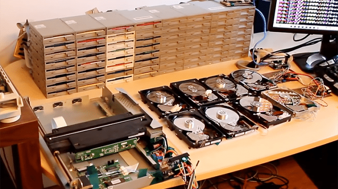 Floppotron 2.0: 2 Scanner, 8 Festplatten und 64 Diskettenlaufwerke in concert