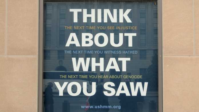 Plakat &quot;Think about what you saw&quot; des Holocaust Museums