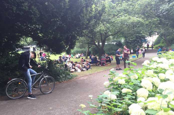 Gemeinschaftliches Pokémon-Fangen am Hannoveraner Maschteich.