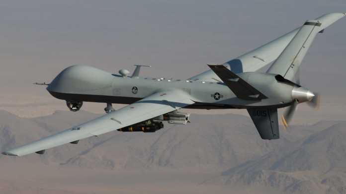 Drohne MQ-9 Reaper, bewaffnet mit  lasergesteuerten Bomben (Paveway II) und Hellfire-Raketen (AGM-114)