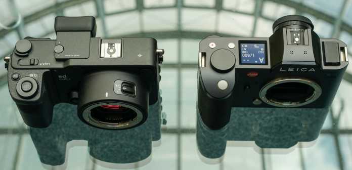 Selbst die Vollformatkamera Leica SL (rechts) sieht im Vergleich zur APS-C-Kamera sd Quattro gar nicht mehr so riesig aus.