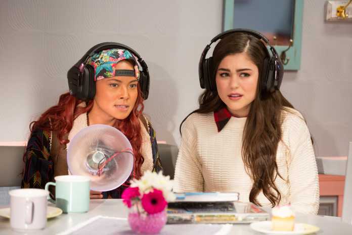 Camryn Coyle (links, Ysa Penarejo) und McKeyla McAlister (Mika Abdalla) nutzen Camryns selbstgebaute Abhörausrüstung.