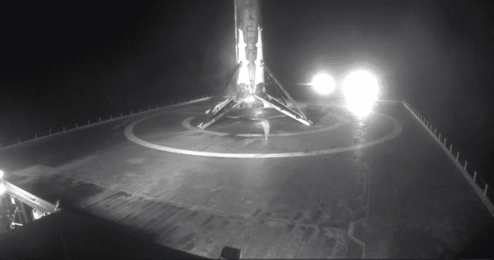 Die Falcon 9 der JCSAT-16-Mission steht nach geglücktem Touchdown auf der autonomen Landeplattform.