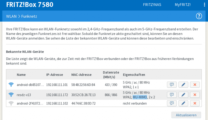 Ob sie Clients schnell, also in der MU-MIMO-Betriebsart anbindet, zeigt die Fritzbox 7580 in der Bedienoberfläche (blaue Unterlegung in der Spalte &quot;Eigenschaften&quot;).