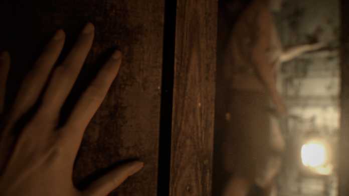 Mitunter setzt der Spieler in Resident Evil 7 auch Waffen ein, doch zumeist flieht er vor den irren Bewohnern, die ihn im Anwesen auflauern.