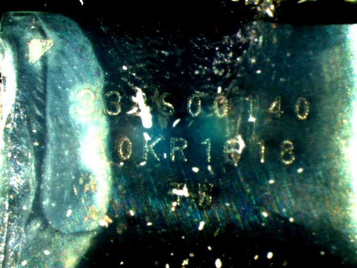 Unter einen Mikroskop wird die Aufschrift des Lighning-Chips im Audio-Adapter sichtbar: 338S00140 0KR1618 TW. Seine genauen Spezifikationen sind uns bislang unbekannt.
