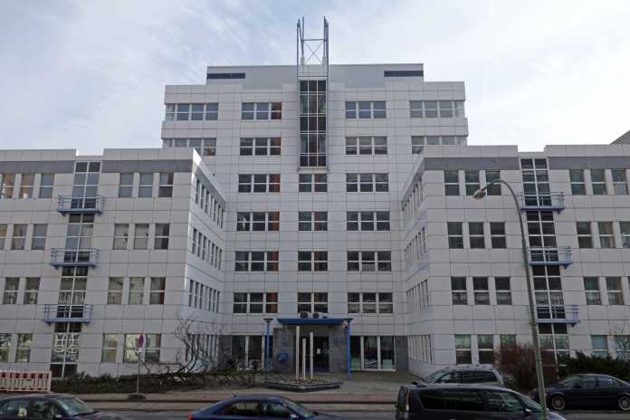Weißer Bürokomplex